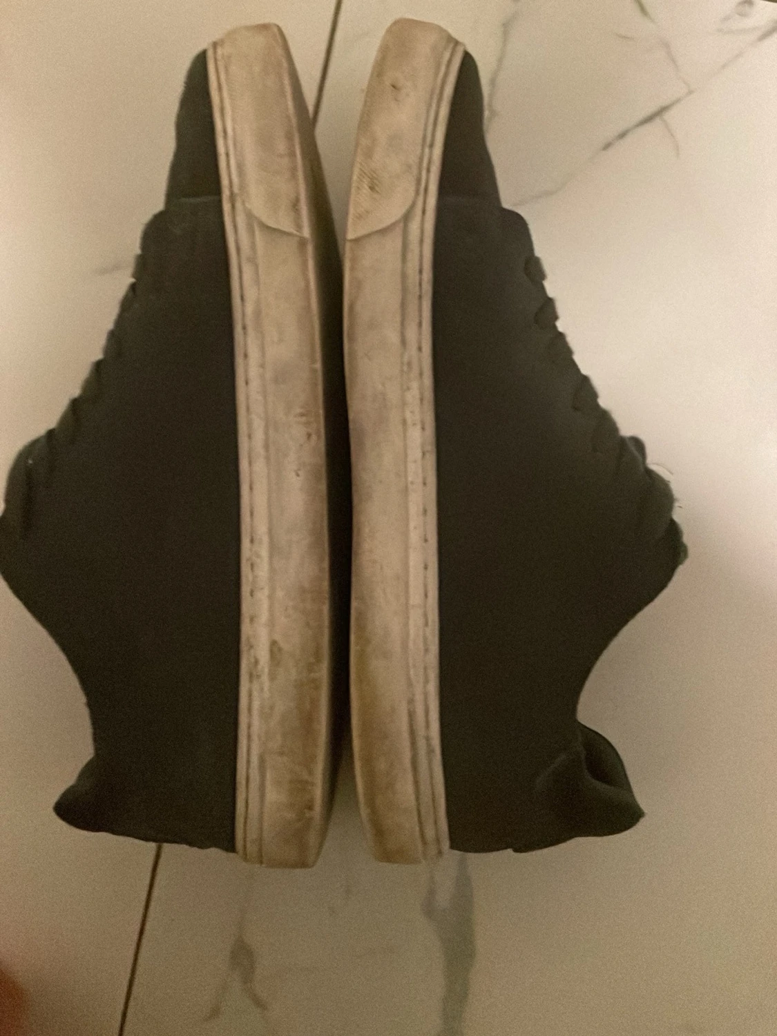 Svarta låga sneakers med vit sula - 2