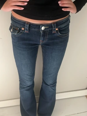 true religion jeans  - True religion jeans som endast används en eller två gånger då de var lite för stora för mig. Storlek W25 och passar någon som är ca 167cm. skriv om ni har frågor eller vill ha mått! lite slitage längst ner på ena benet se bild 4.