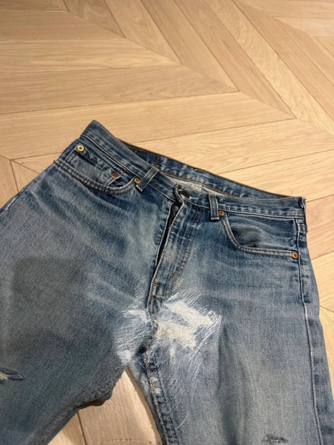 Galet snygga Levis med slitningar - 2