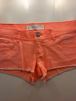 Abercrombie & fitch jeansshorts  - Säljer dessa jättesnygga jeansshorts från abercrombie & fitch! Priset går alltid att diskutera och shortsen finns kvar tills den är markerad såld. 💓 Midjemått rakt över: 37cm Längd på sidan: 21cm
