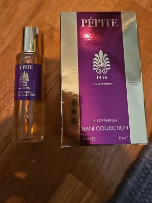 Pépite 1956 pour femme parfym 30 ml - Elegant Eau de Parfum från Pépite, 1956 pour femme, Nani Collection. Knappast använd! Kommer i matchande lila och guld orginal kartong. Perfekt för dig som gillar lyxiga dofter.