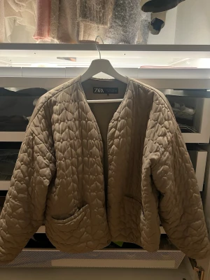 zara jacka - superfin grön jacka från zara med hjärtan!!! använd, men fortfarande i bra skick. har en fläck men inget man tänker på! 