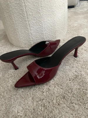  pumps strl 41 - Från Temu, sparsamt använda! Väldigt sköna att gå i. Klacken är inte särskilt hög skulle gissa På 5 cm. Färgen är bourgundy/vinröd 