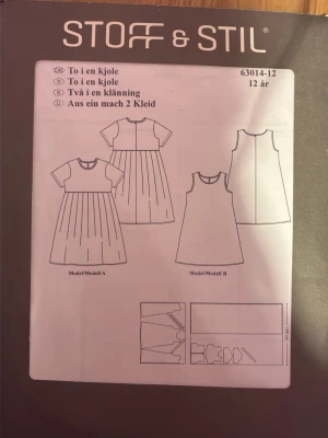 Mönster till två klänningar 12 år - Sy egna klänningar med detta mönster från Stoff & Stil för barn 12 år. Innehåller två modeller: en med kort ärm och rynkad kjol samt en ärmlös A-linjeformad klänning. Perfekt för att skapa personliga plagg i valfritt tyg.