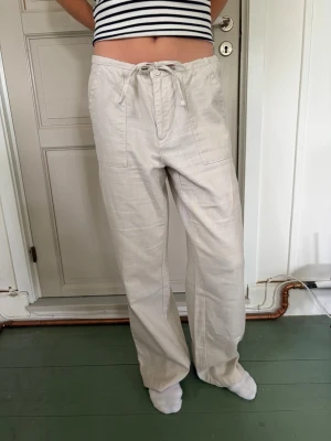 Linnebyxor  - Köpt vintage, står ej storlek men gissar på S/M, modellen brukar ha xs och är 166cm och de är lite stora, priset går att diskuteras❤️