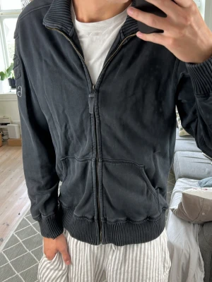 Svart Zip Tröja  - Simpel och skön! Mått: A:53 B:49 C:46 D:64 (cm) Skriv vid fundering 😇🙌