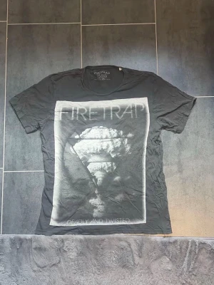 Mörkgrå Firetrap t-shirt med tryck - Fetsnygg vintage T-shirt med grafisk design 