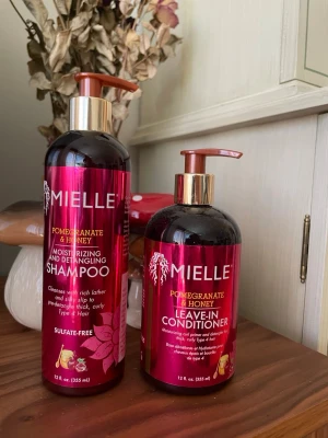 Mielle Pomegranate & Honey shampoo och leave-in conditioner - Shampoot är använt cirka fem gånger, leave-in conditionern är använt två gånger. Passar bra för lockigt eller vågigt hår. 
