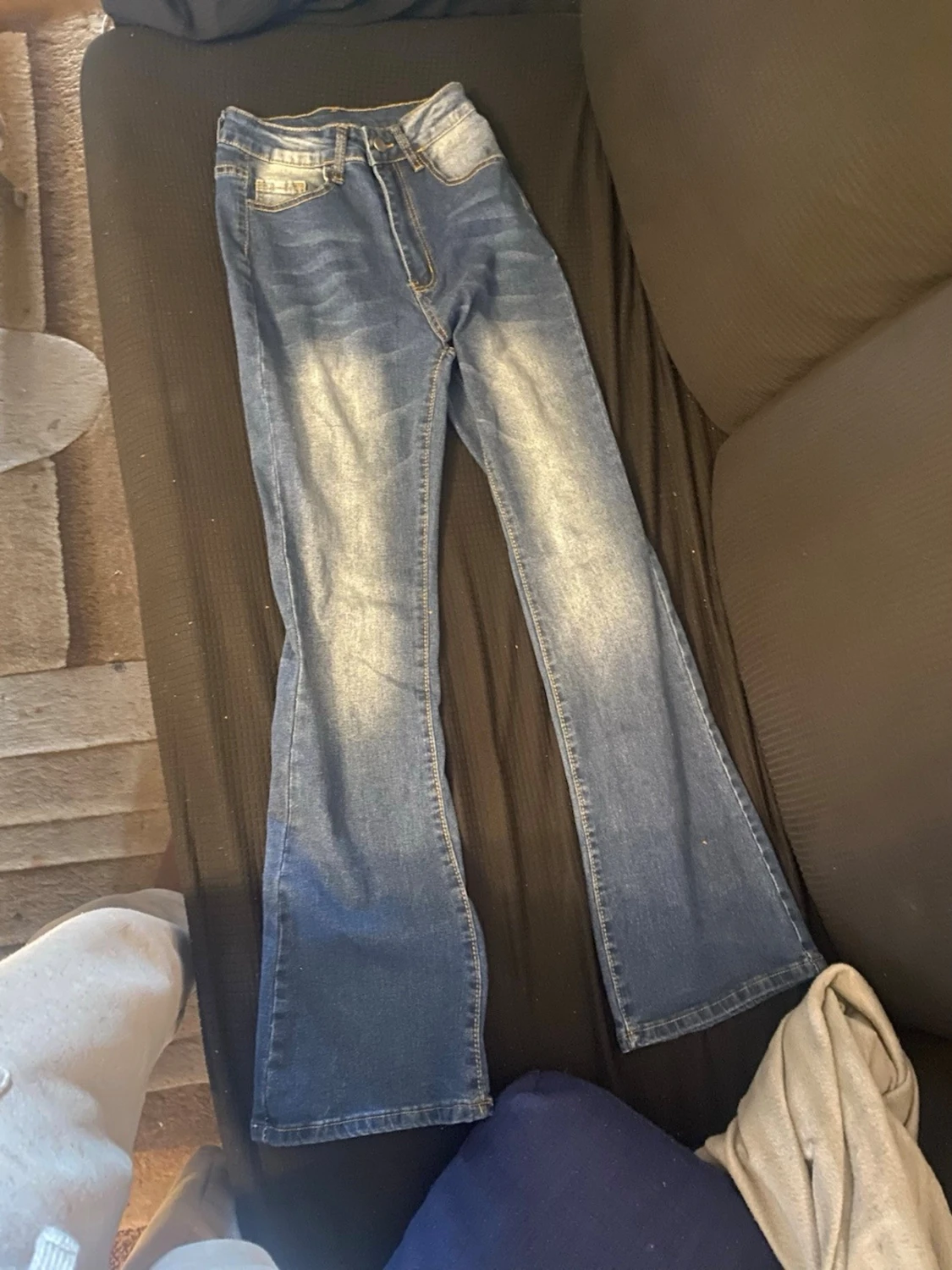 Blå bootcut jeans med slitningar - 2