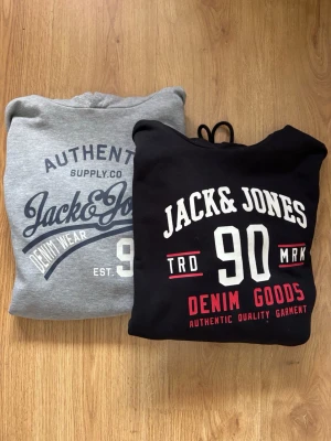 Jack & Jones hoodies med tryck - Två snygga hoodies från Jack & Jones, en i grått och en i svart. Fint skick!! Skriv vid frågor eller funderingar😁