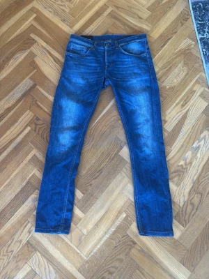 Dondup jeans  - Säljer ett par blå Dondup jeans i modellen George. Materialet är denim i bomull med lite stretch för skön passform. Bra skick på jeansen nästan helt nya och ny pris ligger runt 2500 tror jag. Dm för mer info. 