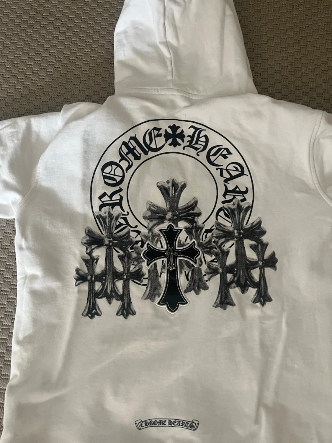Vit hoodie med kors och Chrome Hearts-tryck - 1