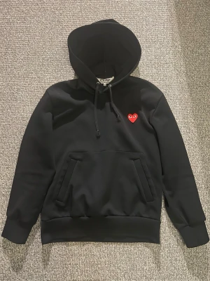 Comme des garcons - Säljer nu min svarta CDG hoodie då den börjar bli för liten. Den är i storlek M och skulle säga att den passar upp till 182.