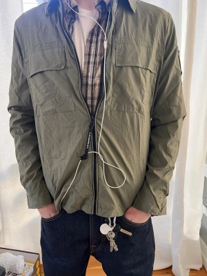 Cp company overshirt  - Säljer denna riktigt snygga mörkgröna overshirt från CP Company i storlek M. Riktigt snygg och passar till allt. Som ny. Vid frågor eller funderingar hör av er! Sitter som M. 
