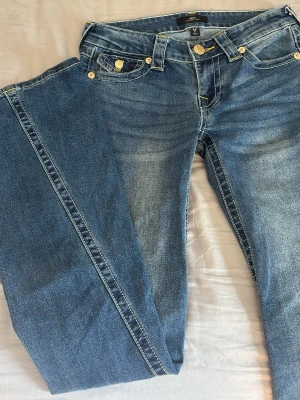  True Religion flare jeans - Säljer ett par blå low rise flare jeans från True Religion, modell Joey. Knappt använda då dom är lite för stora💞