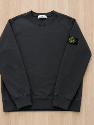 Stone island sweatshirt - Tjena, jag säljer en riktigt snygg Stone Island sweatshirt! Den är i mycket bra skick och har inga fläckar eller skador☺️ Den är självklart äkta✅ Skicka om du har några frågor😄