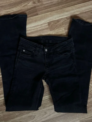 Svarta jeans från Cheap Monday - Säljer ett par svarta jeans från Cheap Monday med klassisk femficksmodell och en cool lila logga bak i midjan. Jeansen har utsvängda ben och lågmidja. Perfekta för dig som gillar en enkel men edgy stil. Säljer då dom inte används längre. Nypris 399kr och storlek 27/32. Väldigt bra skick. Pris går att diskutera💕💕