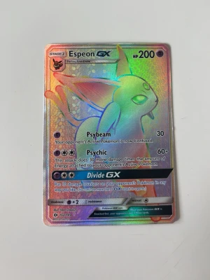 Pokémonkort Espeon GX holografisk - Säljer ett Pokémonkort med Espeon GX, holografisk design med regnbågsskimrande yta. Kortet har HP 200 och attacker som Psybeam, Psychic och Divide GX. Perfekt för samlare eller Pokémonfans som vill utöka sin samling. Hör av er!😄