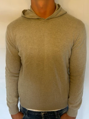 Oscar Jacobson hoodie  - Säljer denna tvär feta hoodie ifrån Oscar Jacobson. Modellen är ca 180 cm lång och väger 73 kg, tveka inte på att kontakta mig vid minsta fundering🙌