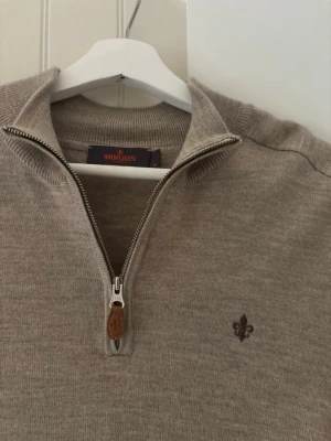 Morris Half zip - Jag säljer en beige half zip från Morris. Den har storlek M men har krymt i tvätten och passar därför bättre på S. Den är i mycket bra skick då den endast är använd 2 gånger.