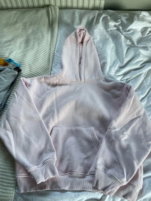 Ljusrosa hoodie med huva XS - Säljer en ljusrosa hoodie från 157 i storlek XS. Hoodien har en klassisk huva, magficka och ribbade muddar vid ärmar och nederkant. Tillverkad i mjukt bomullsmaterial som är skönt att ha på sig. Perfekt för en chill och avslappnad stil. Den är ganska tjock så passar perfekt till vintern. 