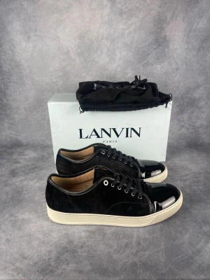 Lanvin DBB1 - Skick: 9,3/10. | Ingår: Skor, box, dustbags och extrasnören. | Nypris: +- 5200 SEK. | Storleken är UK11.