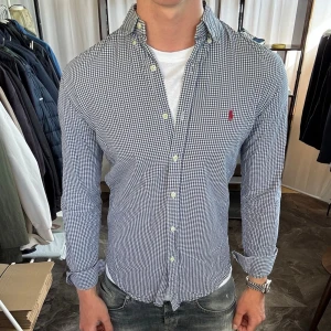  rutig slim fit skjorta - Mycket fint skick, inga defekter. Nypris ca 1700kr. Passar dig som är 170-180cm ungefär. Modellen är 185 cm, 75 kg. Alltid billigare pris vid köp av flera varor‼️🙌Svarar alltid på frågor eller funderingar! 