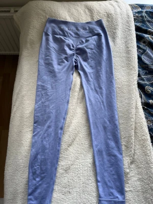 Ljuslila träningsbyxor med scrunch - Säljer ett par ljuslila seamless leggings från Relode med scrunch där bak. Storlek S 