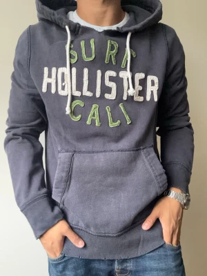 Vintage Hollister Hoodie - Sjukt snygg Hollister Hoodie | Mycket bra skick | Storlek M | Modell 175cm, 69kg | Hör av vid funderingar! Skickas direkt med instabox!