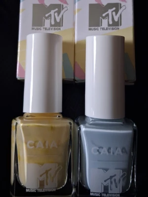 CAIA x MTV Nagellack  - Säljer två nagellack från CAIA i samarbete med MTV. Ena lacket är ljusgult (California Love) och det andra är ljusblått (Say My Name). Båda kommer i snygga fyrkantiga flaskor med vitt lock och MTV-logga. Perfekt för dig som vill ha trendiga pastellfärger på naglarna.