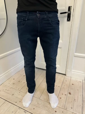 Replay Anbass Jeans mörkblå  - Hej säljer nu dessa Replay Anbass Slim jeans i fin tvätt, mörkblå och är i storlek W32, L30! Fint skick. Hör av er vid funderingar och kolla gärna in mina andra annonser!