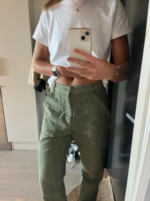 Gröna Cargo-pants - Gröna cargo-pants från Djerf avanue. Skiiit snygga. Väldigt långa, därför har jag vikt upp dem, men de går ju att klippan. Jag är 177cm
