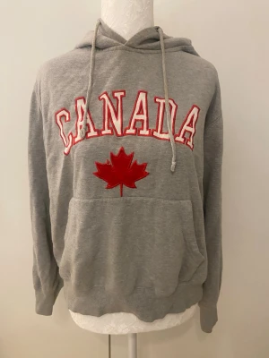 Grå hoodie CANADA - Säljer en grå hoodie CANADA. Storlek XS.