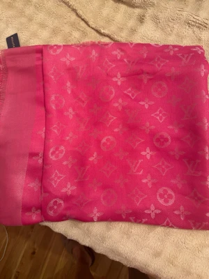 Cerise/rosa sjal cashmere/silke - Snygg rosa sjal. Tunn och mjuk kvalitet som ger en lyxig känsla och passar perfekt att styla till olika outfits. Klassisk rektangulär form och diskret fransad kant.