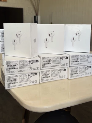  hörlurar - Säljer trådlösa hörlurar i vit färg med stilren och kompakt design. Hörlurarna har korta stjälkar och levereras i originalförpackning. Perfekta för musik, samtal och gaming med smidig anslutning till Apple-enheter.