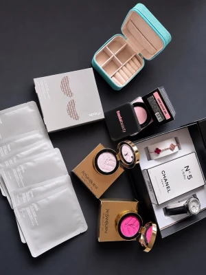 Chanel N°5 L'Eau parfym 100ml - Chanel N°5 L'Eau parfym, 100 ml, i elegant vit och svart förpackning. En ikonisk doft från Chanel med fräsch och modern twist, perfekt för dig som vill ha en klassisk men ändå ungdomlig parfym. Flaskan är stilren och tidlös.