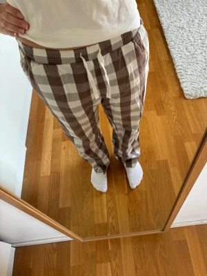 Rutiga pyjamasbyxor - Säljer dessa rutiga pyjamasbyxor ifrån Lindex. Byxorna är luftiga & 100% bomull. Stl 158/164 och mycket bra skick.