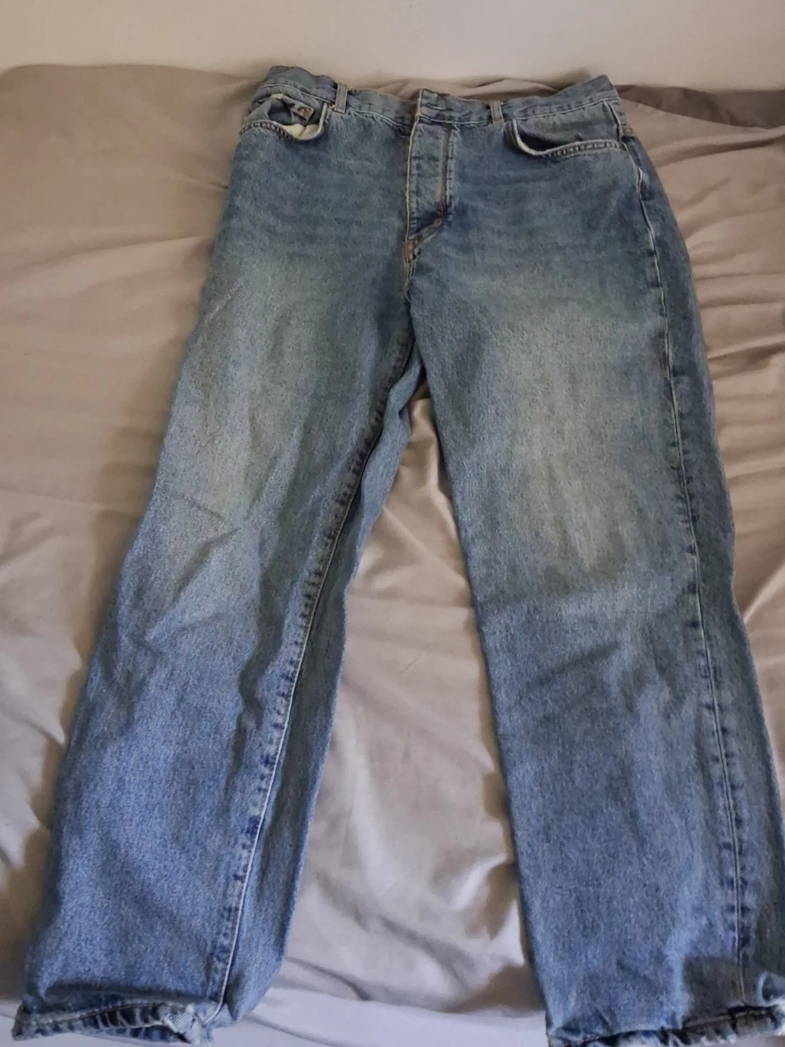 Ljusblå raka jeans