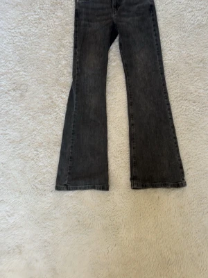 Svarta bootcut jeans - Snygga svarta bootcut jeans med lätt tvättad look. Jeansen har utsvängda ben och klassisk femficksdesign. Perfekta för dig som vill ha en retro vibe i garderoben. Materialet är denim med en mjuk känsla. + frakt eller får  ni gärna komma och hämta 
