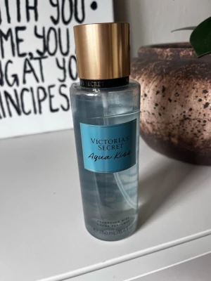 Victoria's Secret Aqua Kiss mist - Fräsch body mist från Victoria's Secret i doften Aqua Kiss. Knappt använd❣️❣️