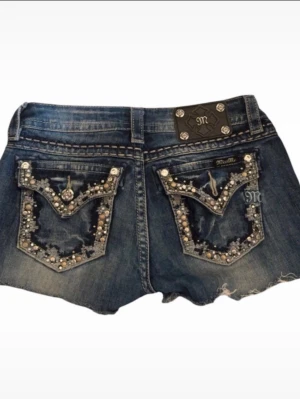 miss me shorts - Miss me jeans shorts som är avklippta jeans. Fina och rätt lågmidjade. Har små jack vid sidorna men som man kan sy eller sy upp om man vill det. I storlek 26, men sitter som S ish. Pris kan diskuteras.