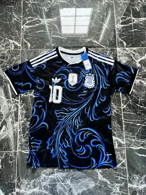 Svart-blå Argentina matchtröja - Säljer en svart Argentina matchtröja från Adidas med blått mönster och vita detaljer. Tröjan har nummer 10 på bröstet, AFA-logga och tre vita ränder på axlarna. Tillverkad i ett lätt och svalt funktionsmaterial, perfekt för fotboll eller träning.