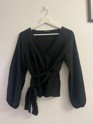 Svart blus  - En jättefin svart blus med knytning.💕
