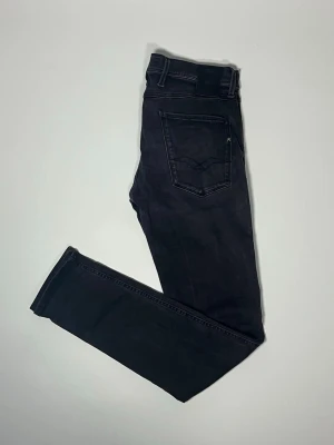 Replay anbass jeans - 👕 Plagg: Jeans                                                          📏 Storlek: 31/32                                                            🏷️ Märke/Modell: Replay anbass                                                ✨ Skick: Fint skick                                                        💬 Vid frågor är det bara att skriva!                                                                                          🛍️ Gramenti