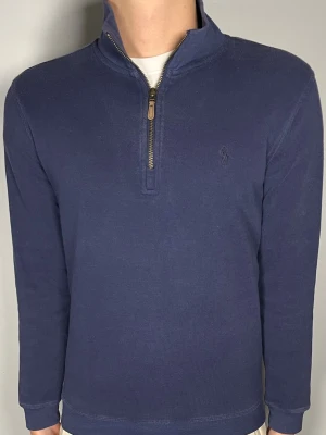 Ralph Lauren halfzip - 👕 Plagg: halfzip                                                               📏 Storlek: S                                                               🏷️ Märke/Modell: Ralph Lauren                                    ✨ Skick: Fint skick                                                        💬 Vid frågor är det bara att skriva!                                                                                          🛍️ Gramenti