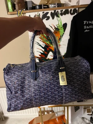 Goy4ard Duffle väska - Säljer nu en mörkblå Duffle väska from Goy4ard, den är helt ny och oanvänd, plast samt tag ligger fortfarande på den, kommer med påse och axelband