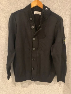Stone Island Cardigan Svart - Tjena säljer denna skitsnygga Cardigan från stone island, står M på den men passar S. Har både dragkedja och knappar, tröjan är i utmärkt skick, jävligt snygg, skriv gärna vid intresse! 