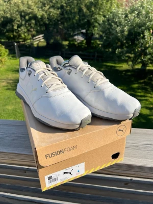 Puma Fusion Golfskor - Fräscha vita golfskor, Puma Fusion Foam med grå detaljer och snörning. 