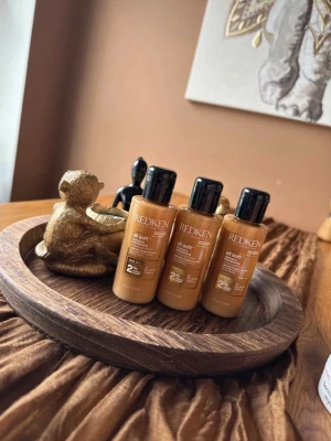 Redken All Soft mini hårvård - Tre små flaskor Redken All Soft hårvård, perfekta för resan eller att testa hemma. Flaskorna är bruna med svarta lock och innehåller schampo och balsam som ger mjukt och glansigt hår. Passar dig som vill ha extra vård och fukt till håret.