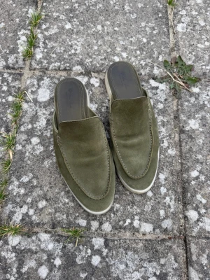 Olivgröna sandaler från LP - Säljer ett par olivgröna sandaler från Loro Piana. Perfekta för pool häng, soltimmar på stranden eller stunder man vill vara lite mer än andra :)